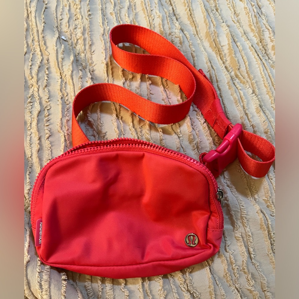 Authentic LuLu Lemon everywhere belt bag . There is a small stain .